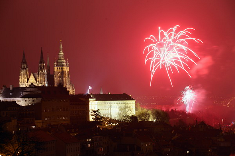 Hezký výhled na ohňostroj byl i z vltavských nábřeží.