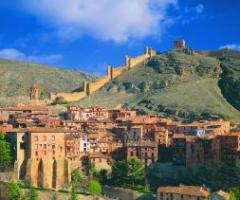 Kamenná koruna. Hradby mohutného hradu nad městečkem Albarracín v jižní Aragonii vytvářejí působivou scenerii.