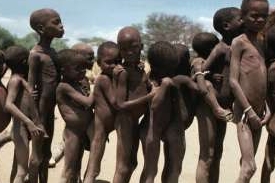 Fronta podvyživených dětí na potravinovou pomoc, Súdán, nedatováno.