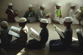 Žáci čtou Korán ve škole v Saúdské Arábii.