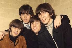 The Beatles kolem roku 1965, Lennon třetí zleva.
