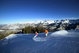 Velikonoční víkend na lyžích: Alpy i Krkonoše budou levnější.