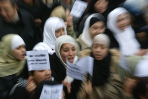 Mladé muslimky demonstrují v Paříži proti zákazu nošení šátků.