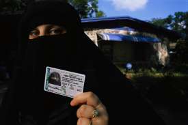 Muslimská řidička s americkým řidičským průkazem. Snímek z Floridy.