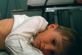 Chlapec na vyšetření v nemocnici (ilustrační foto).