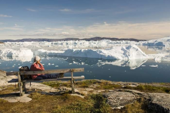 Rostoucí příjmy z turistiky. Cizinec se kochá ledovcem Jakobshavn.