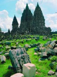Duchovní sídlo. Prambanan, komplex hinduistických chrámů, je již jen torzem. Původně jej tvořilo 237 chrámů.