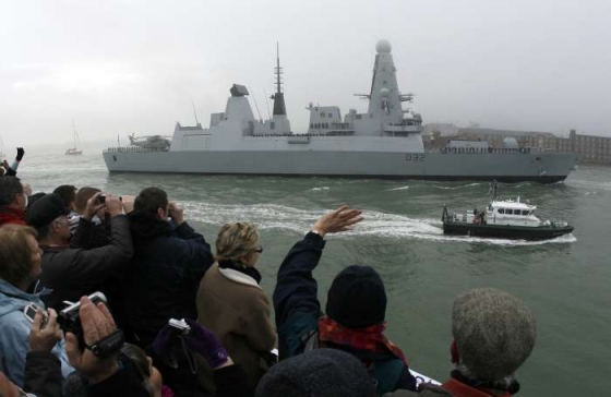 Lidé v Portsmouthu vítají torpédoborec Daring při návratu z plavby.