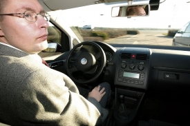Řidič se během manévru nesmí dotýkat volantu.