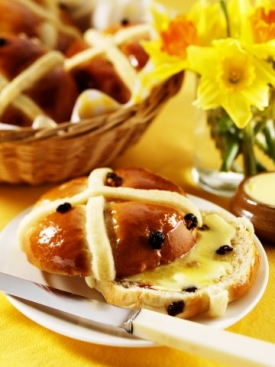 Velikonoční specialitou Anglie jsou hot cross buns.