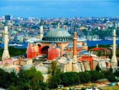 Nový pán, nový kabát. Od dobytí Konstantinopole roku 1453 muslimy se chrám přestavoval na mešitu. Stavba tak dostala mimo jiné typické štíhlé minarety. Předchozích téměř tisíc let byla hlavním centrem východního křesťanství.