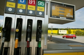 Cena benzínu klesá