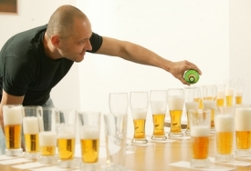 Studenti v Žatci soutěžili v míchaní nápojů z piva. (Ilustrační foto)