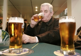 Počet Čechů pijících pivo od roku 2004 mírně klesl.