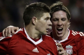Fotbalisté Liverpoolu Steven Gerrard a Fernando Torres.