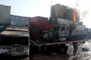 Spálené zásobovací nákladní automobily v Péšávaru.