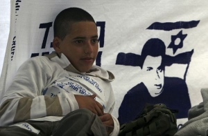 Izraelský mladík před vyobrazením Galida Šalita.