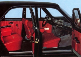Interiér Volhy byl mnohem jednodušší než v Mercedesu, ale také velmi pohodlný. Na snímku s neobvyklým čalouněním z červené koženky.