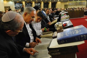 Netanjahu ve Velké synagoze v Jeruzalémě. Po levici jeho syn Avner.