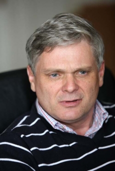 Vlastimil Tlust&yacute; chce vl&aacute;dě zkr&aacute;tit tr&aacute;pen&iacute;.