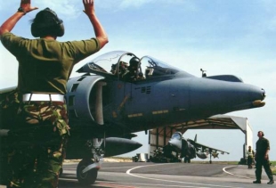 Letouny Harrier se připravují k útoku na Jugoslávii.