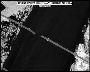 Zničený most v Ostružnici po bombardování NATO.