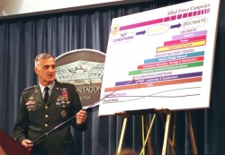 Generál H. Schellton informuje v Pentagonu o útocích na Jugoslávii.