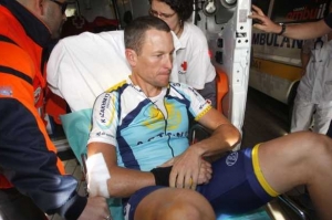 Americký cyklista Lance Armstrong si zlomil klíční kost.