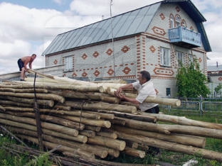Příprava lipového dřeva na výrobu matrjošek.