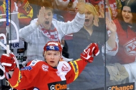 Hokejista Slavie Micka se raduje před vlastními fanoušky v O2 Areně.