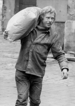 Václav Havel jako pomocný dělník v pivovaru.
