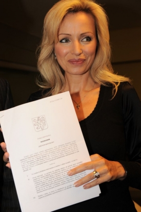 Kateřina Brožová drží v ruce rozsudek Vrchního soudu.