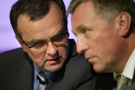 Ministr financí Kalousek chce přimět banky ke snížení poplatků.