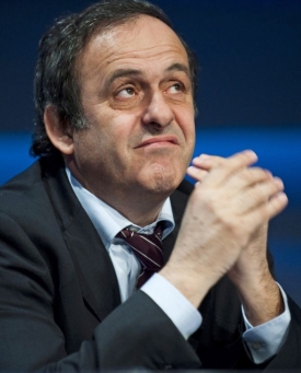 Michel Platini jako posluchač na kongresu UEFA.