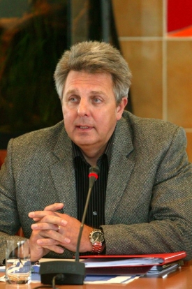 Květnový termím volby prosazuje Jiří Baumruk.