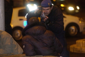 Policista si fotí demonstranta.
