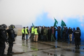 Speciální jednotka v plné zbroji trénovala zásah proti demonstrantům.