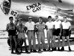 Posádka bombardéru Enola Gay.