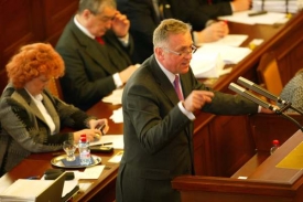 Mirek Topolánek při úterním hlasování o nedůvěře vládě.