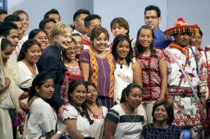 Clintonová s indiánskými studenty.