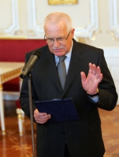 Václav Klaus oznamuje, že je připraven nalézt řešení.