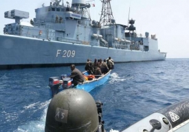 Němečtí námořnci se zadrženými piráty u Somálska (březen 09).