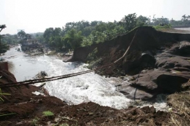 Místo pod protrženou hrází na řece Pesanggrahan.