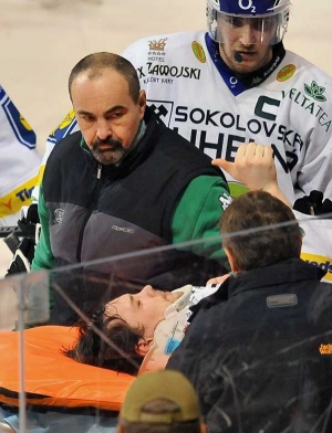 Karlovarského hokejistu Ondřeje Němce odvážejí z ledu na nosítkách.
