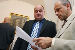Vladimír Koníček (vpravo) navrhl novelu rovnou zamítnout.