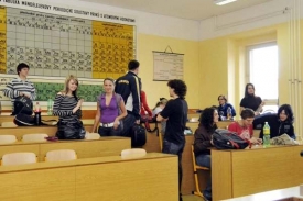 Spolužáci podezřelého mladíka ve třídě novobydžovského gymnázia.
