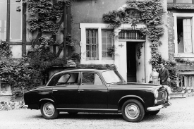 Karoserii Peugeotu 403 ze šedesátých let navrhl Pininfarina.