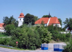 Kostel a zvonice v bývalém Křtěnově.
