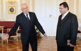 Václav Klaus a Jiří Paroubek debatují, jak dál s vládou.
