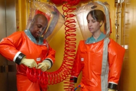 S ebolou je možno pracovat jen v ochranných oblecích.